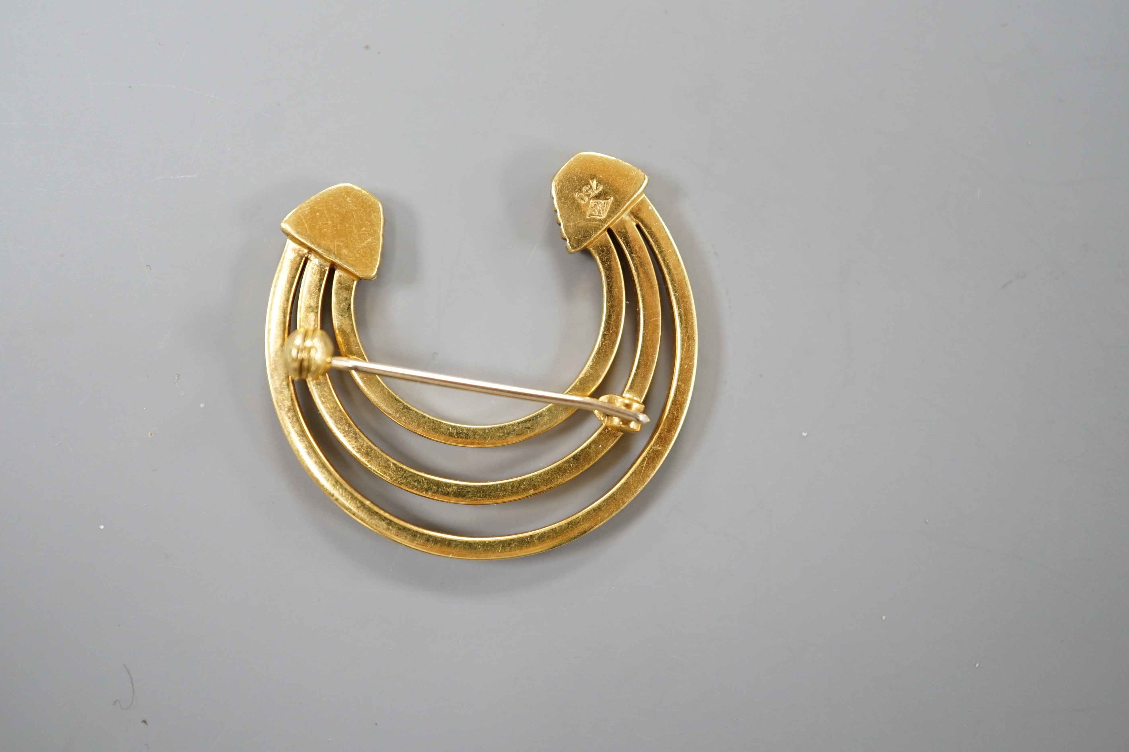 A continental 750 yellow metal concentric crescent brooch, 35mm, 7 grams.